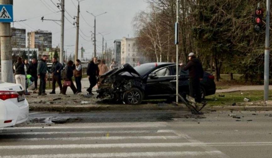 Автівка влетіла в людей, збили дівчинку: моторошна аварія у Кривому Розі