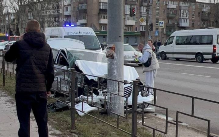 Автівка влетіла в людей, збили дівчинку: моторошна аварія у Кривому Розі