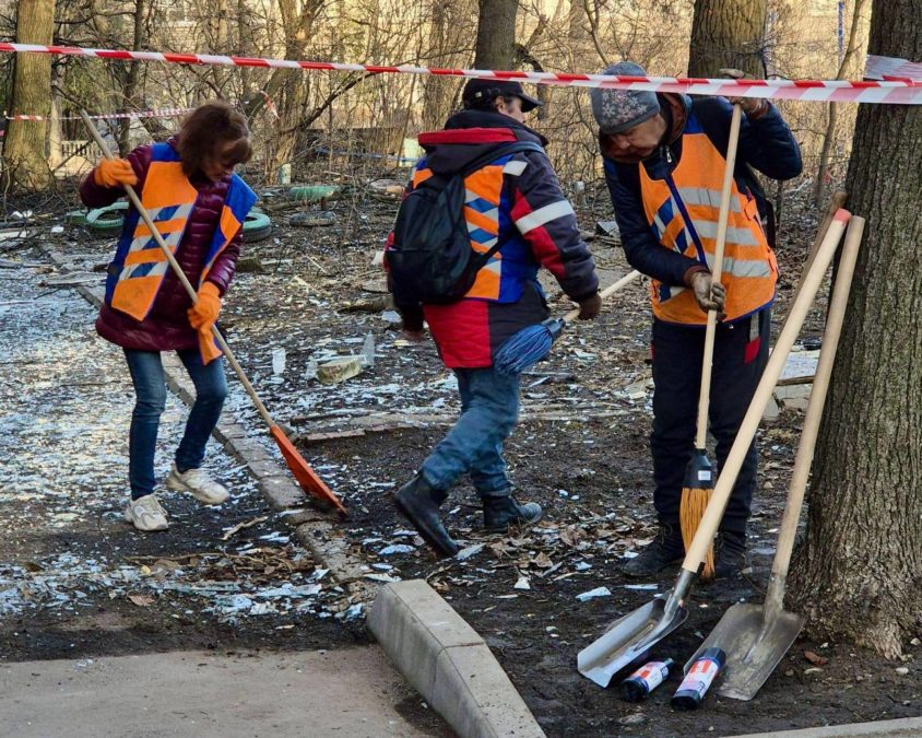 Від ранку на місцях ворожих ударів продовжують працювати близько сотні комунальників та важка спецтехніка, — Борис Філатов