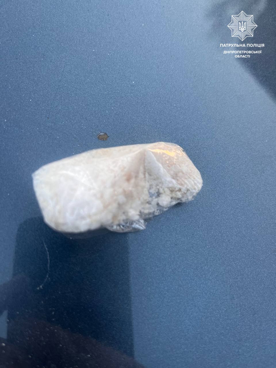 Занервував при перевірці: у Дніпрі зупинили авто з імовірними наркотиками