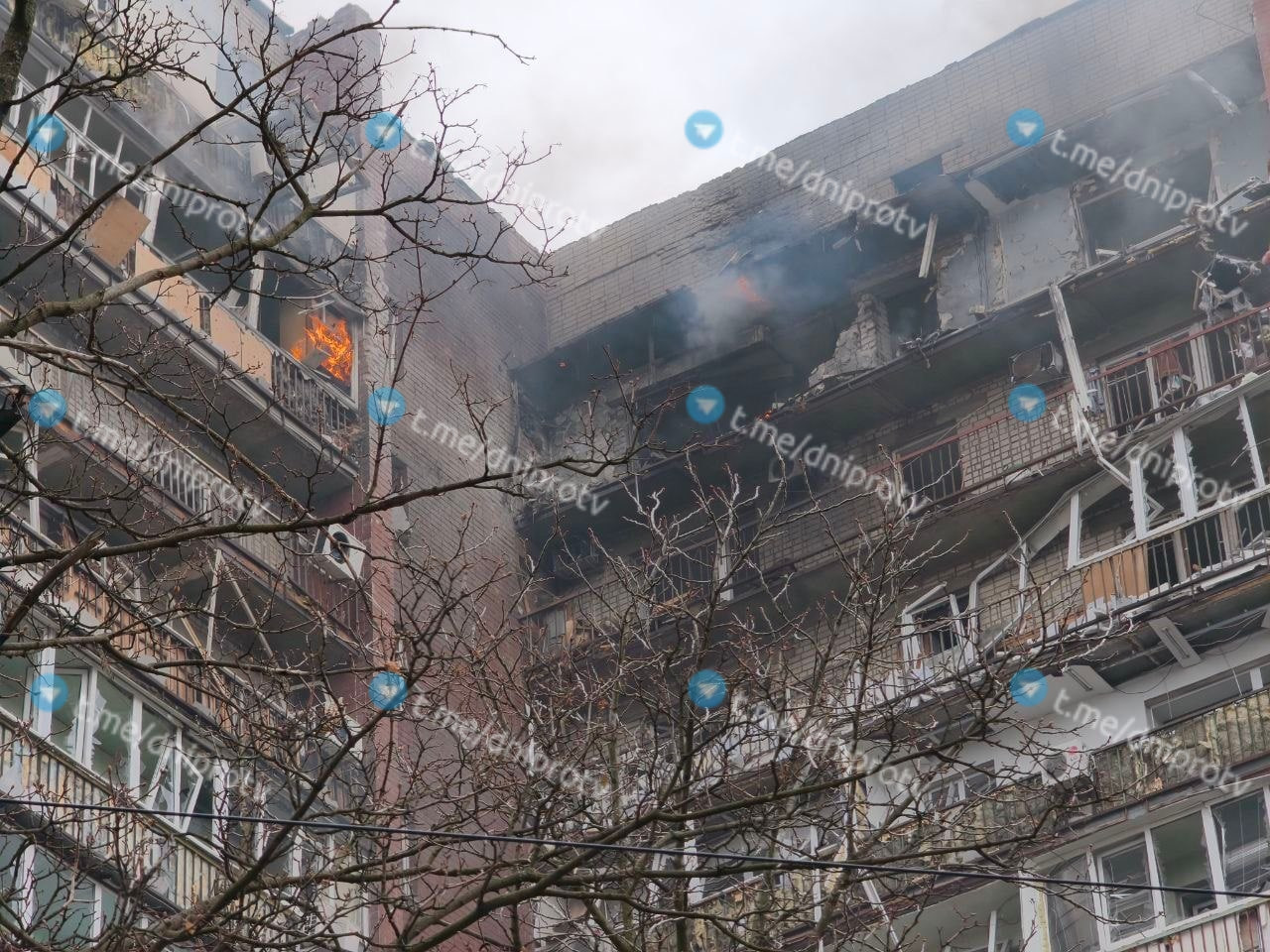 рф атакувала Дніпро: пошкоджена багатоповерхівка, є постраждалі