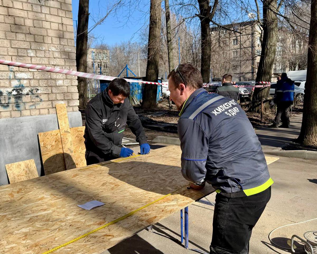 Від ранку на місцях ворожих ударів продовжують працювати близько сотні комунальників та важка спецтехніка, — Борис Філатов