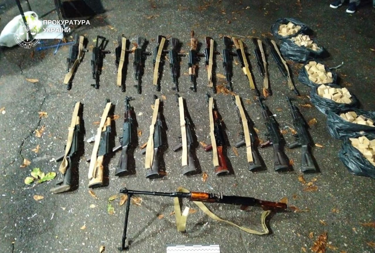 У Кривому Розі судитимуть групу, яка продавала автомати та боєприпаси