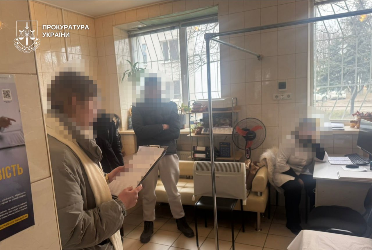 На Дніпропетровщині викрили лікарів, які за $4,5 тис. оформлювали інвалідність військовозобов’язаним