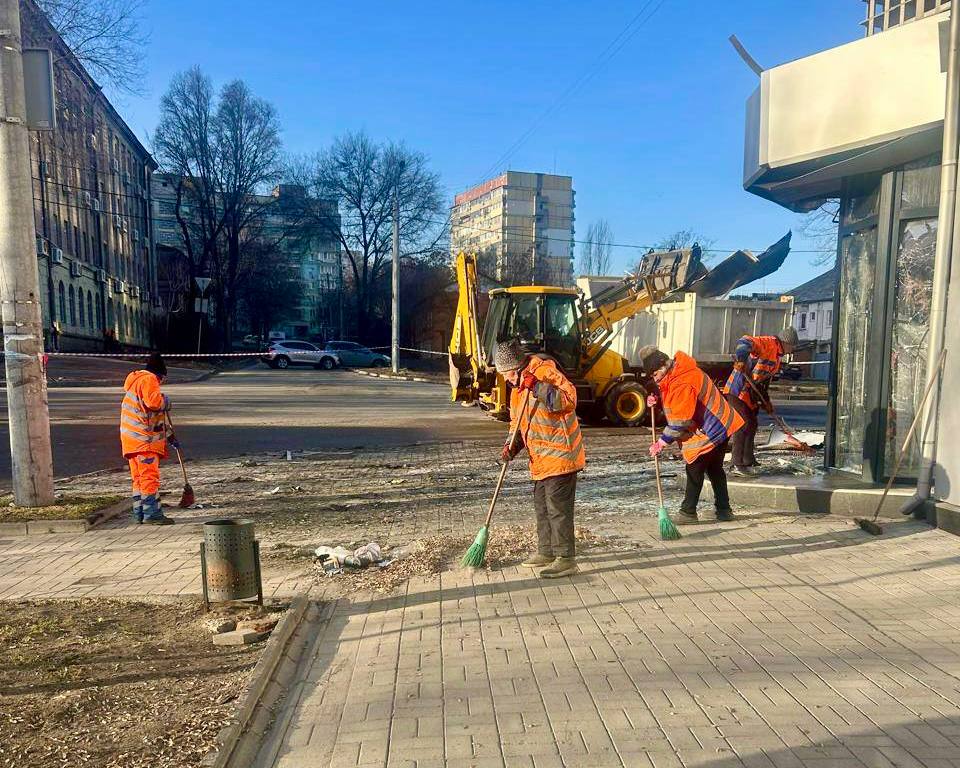 Від ранку на місцях ворожих ударів продовжують працювати близько сотні комунальників та важка спецтехніка, — Борис Філатов