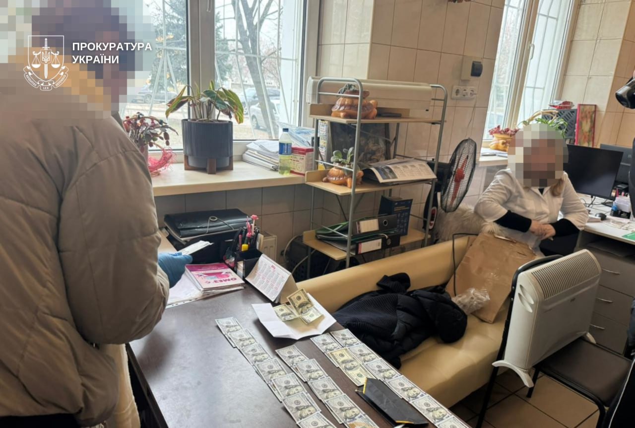 На Дніпропетровщині викрили лікарів, які за $4,5 тис. оформлювали інвалідність військовозобов’язаним