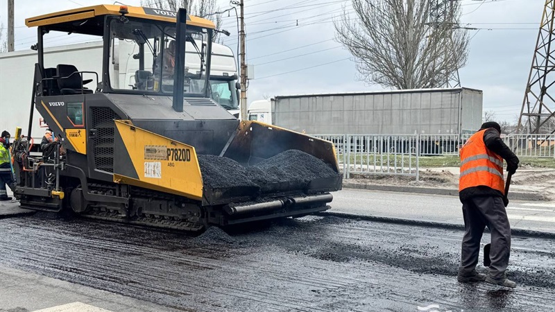 У Дніпрі відремонтували вже понад 10 тис. квадратних метрів дорожнього покриття: бригади переходять від однієї ділянки до іншої