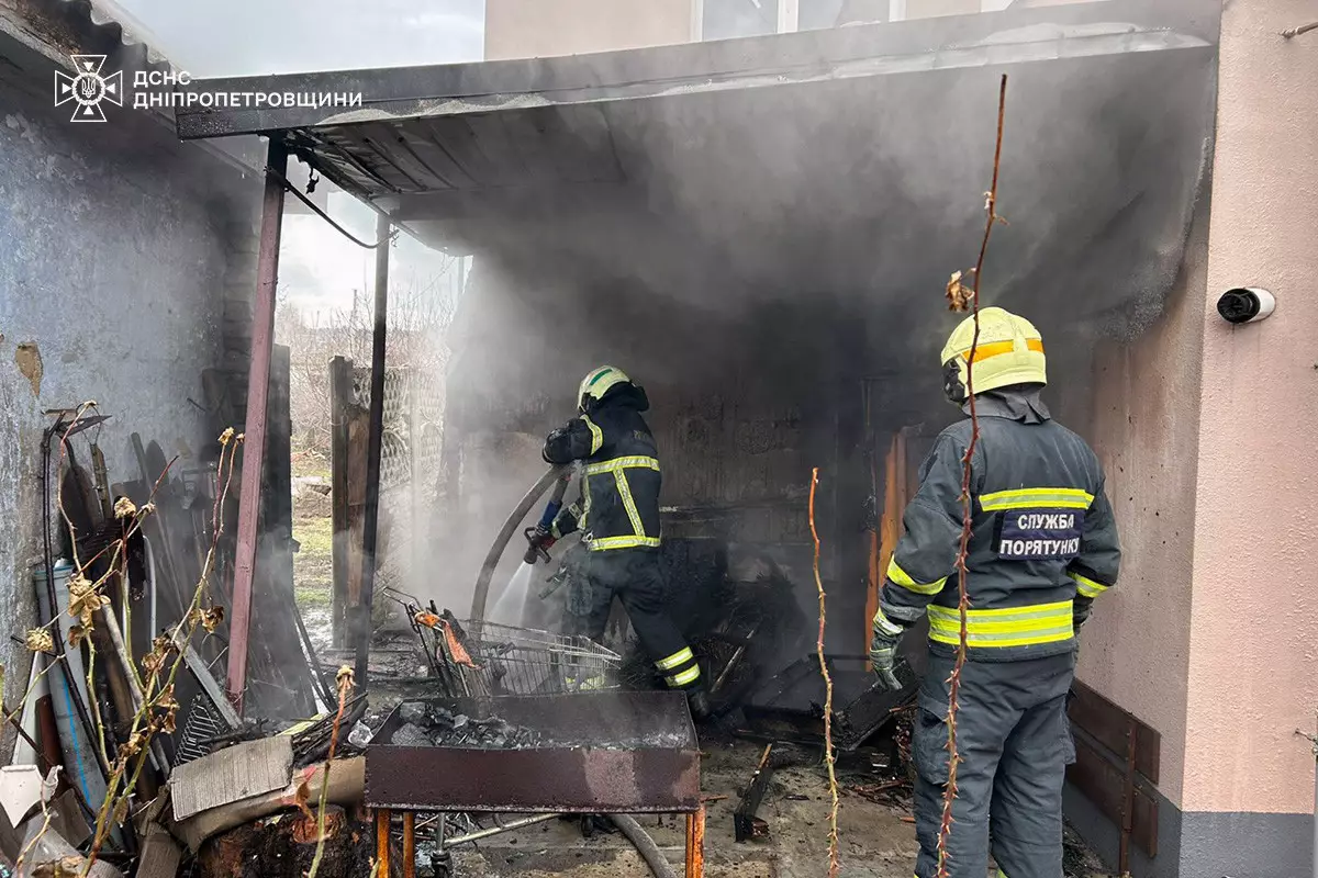 На вулиці Юрія Кондратюка у Дніпрі горів двоповерховий будинок - 17.03.2026