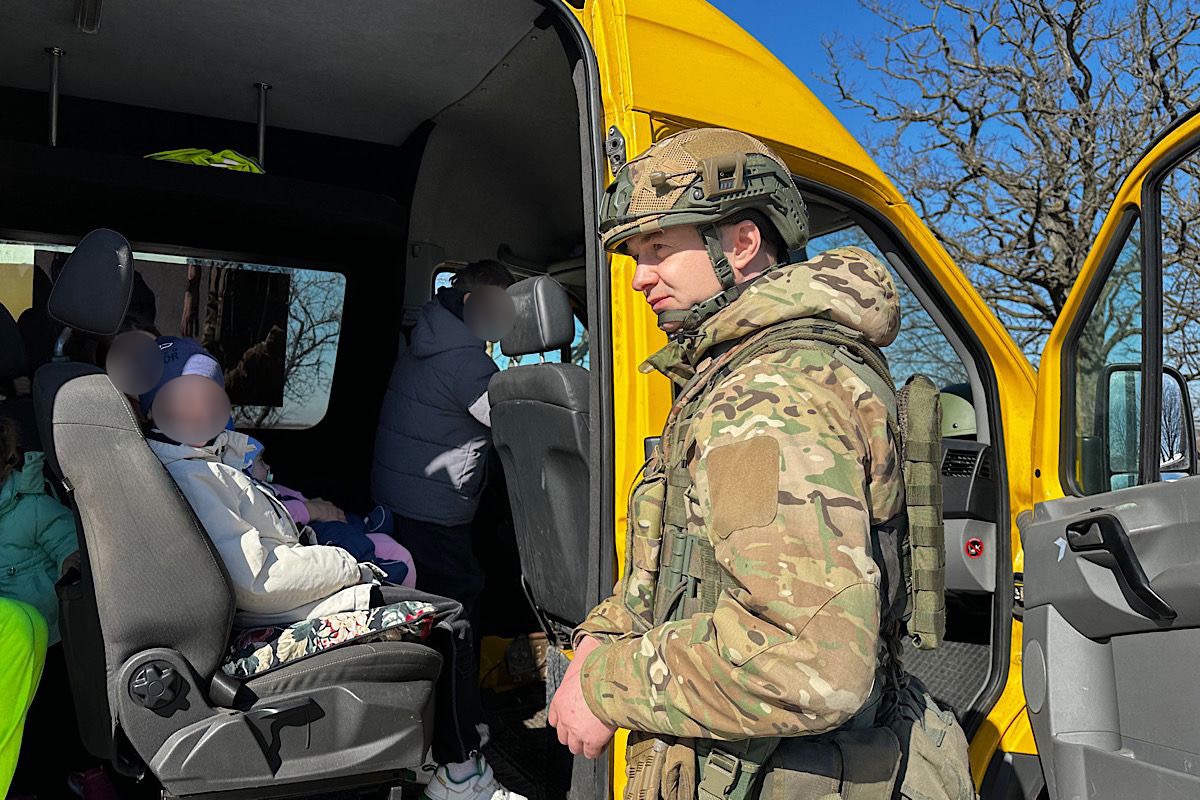 «Білий янгол» евакуював з Нікополя маму із сімома дітьми, найменшому — 7 місяців - 13.03.2026