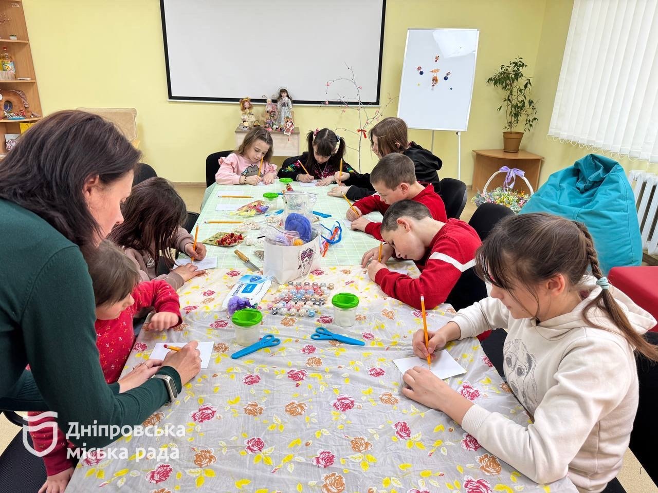 Ляльки власноруч: у Дніпровському центрі соціальних служб організували майстер-клас для дітей - 20.03.2026