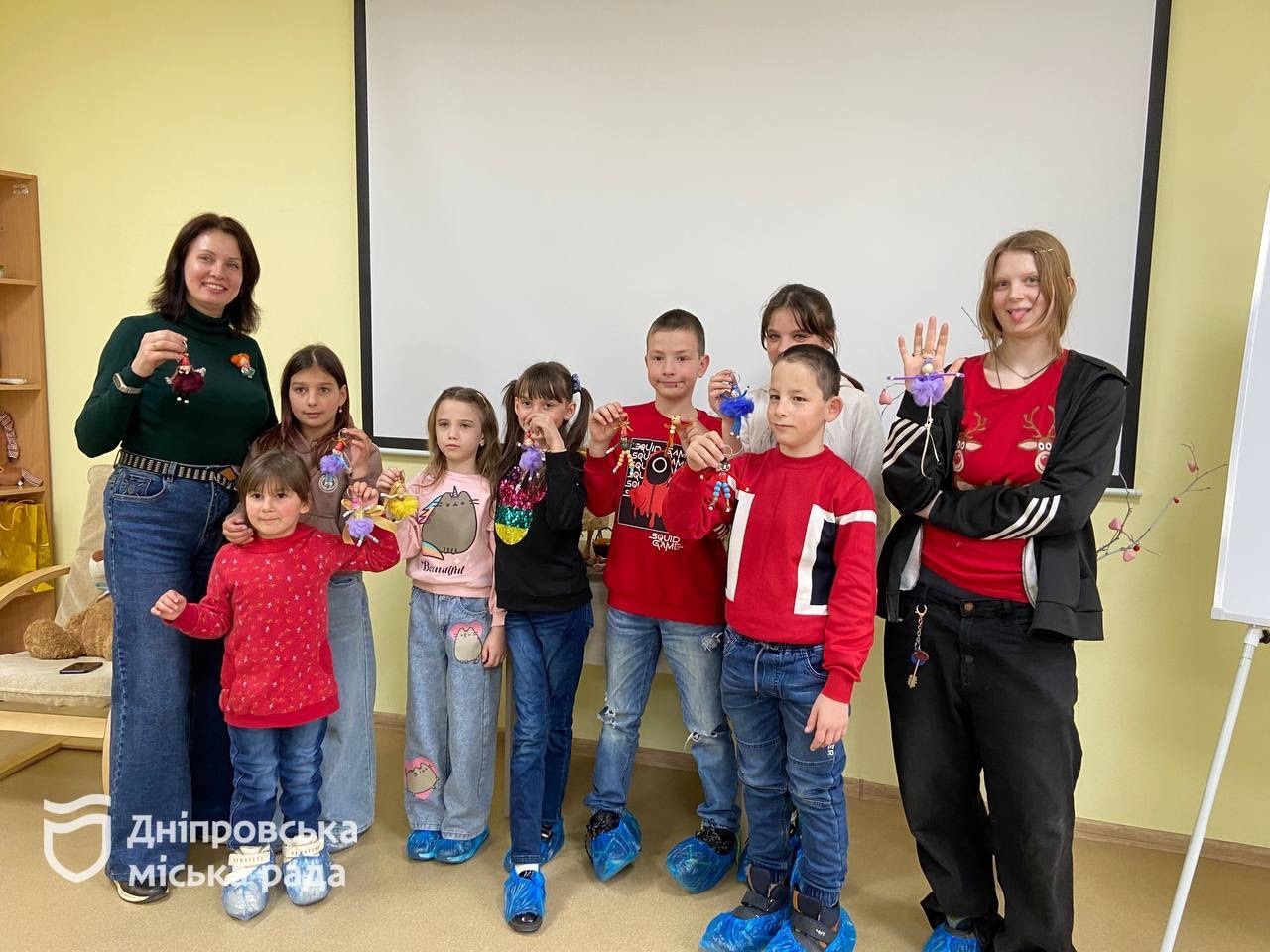 Ляльки власноруч: у Дніпровському центрі соціальних служб організували майстер-клас для дітей - 20.03.2026