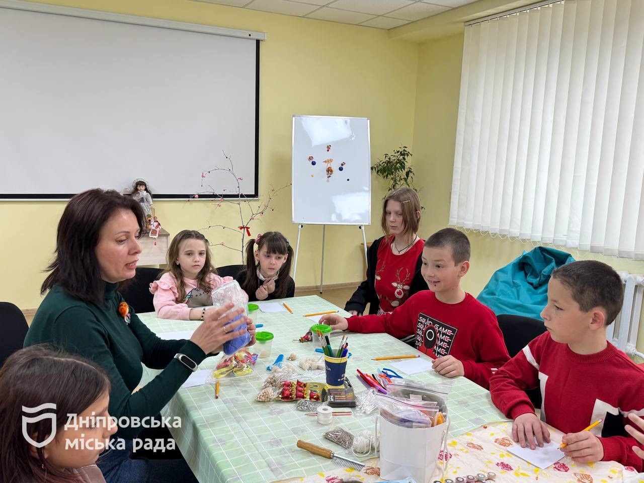 Ляльки власноруч: у Дніпровському центрі соціальних служб організували майстер-клас для дітей - 20.03.2026