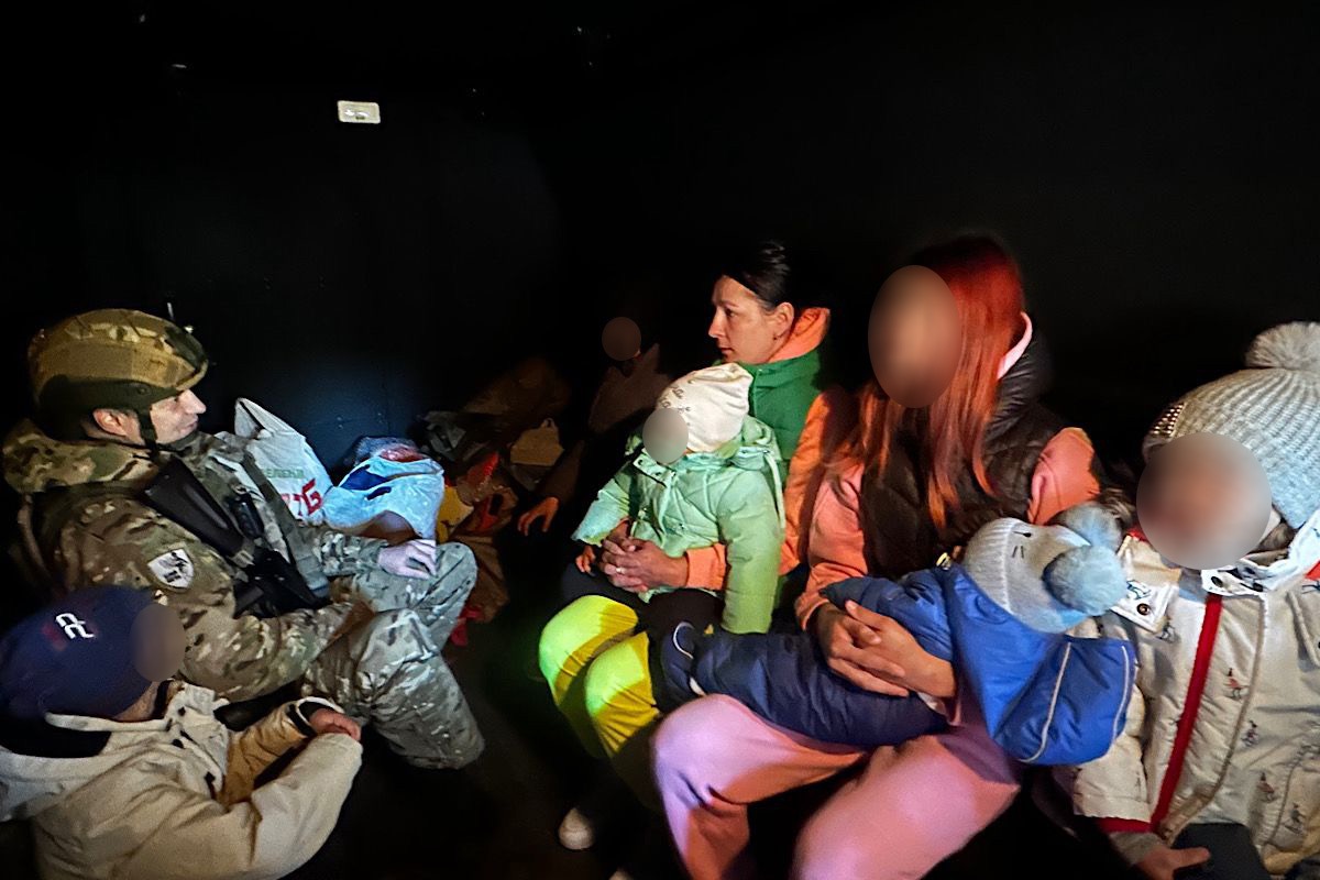 «Білий янгол» евакуював з Нікополя маму із сімома дітьми, найменшому — 7 місяців - 13.03.2026