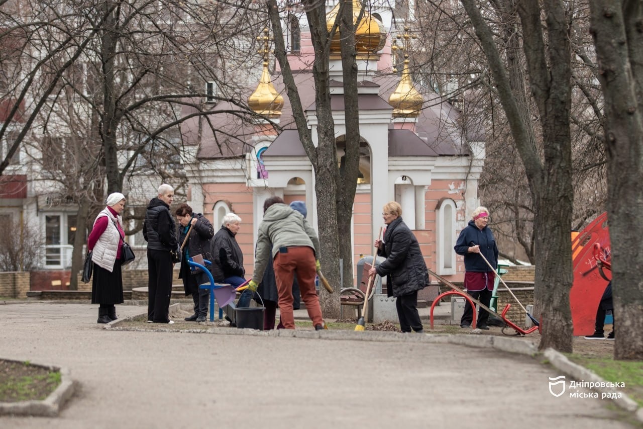 Стрижуть кущі, фарбують лави та завозять пісок: у сквері Юрія Переможця триває акція #Чистий_Дніпро - 31.03.2026