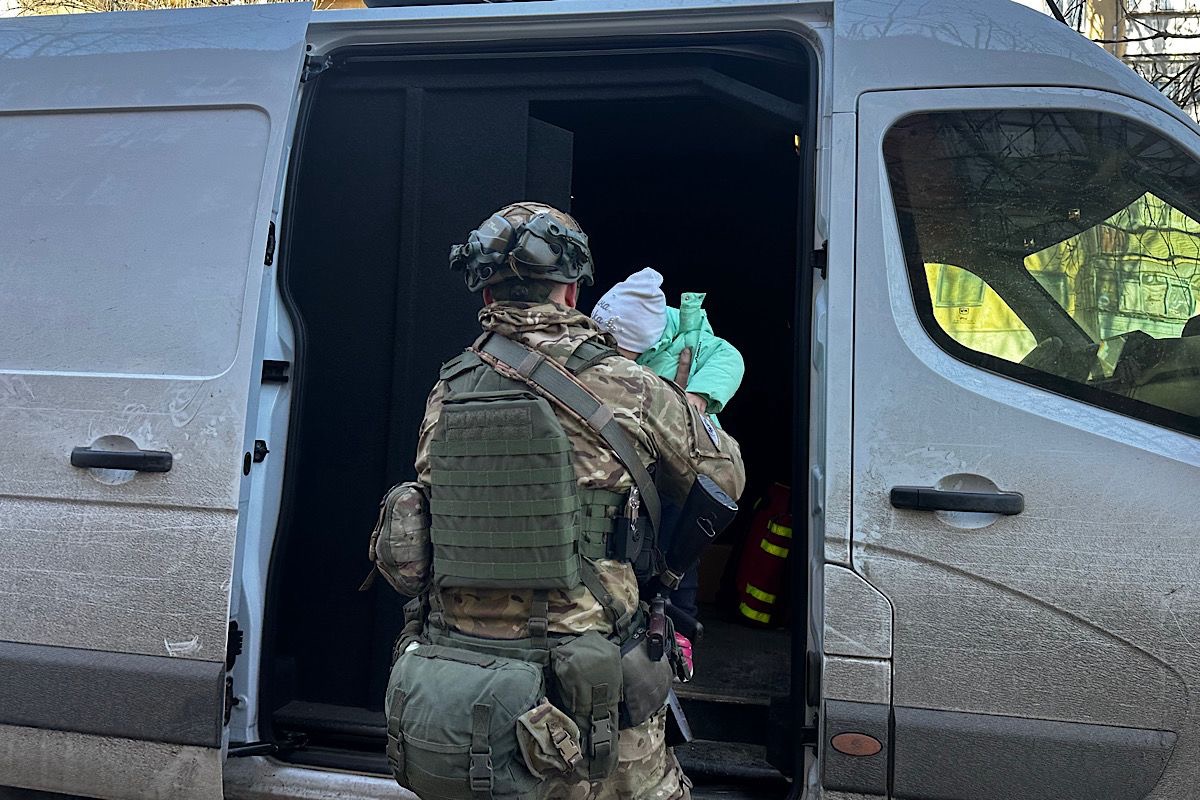 «Білий янгол» евакуював з Нікополя маму із сімома дітьми, найменшому — 7 місяців - 13.03.2026