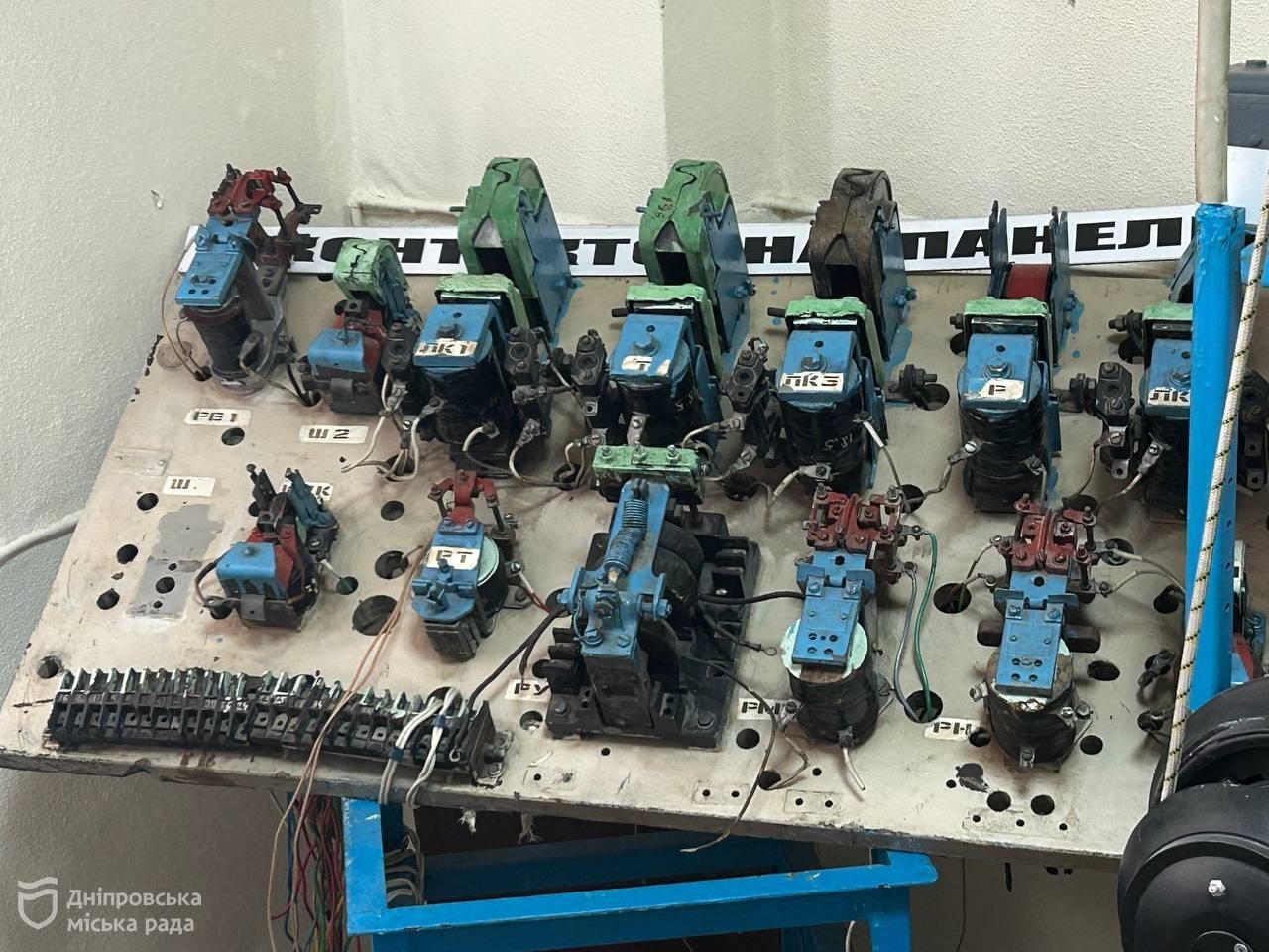 Зарплата до 30 тисяч гривень + соцпакет: у Дніпрі шукають водіїв електротранспорту та машиністів метро - 24.03.2026