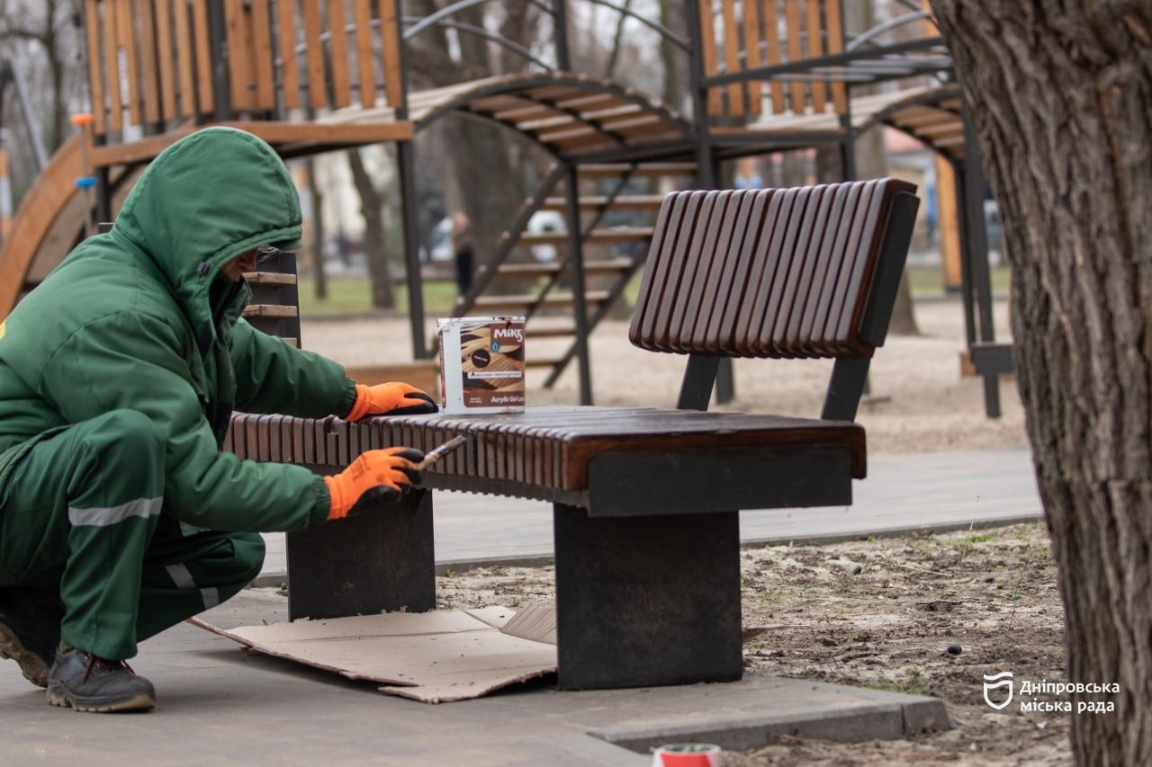 Ремонтують лавки, урни, дитячі та спортивні майданчики: у Дніпрі триває весняне прибирання у рамках міської акції #Чистий_Дніпро - 25.03.2026