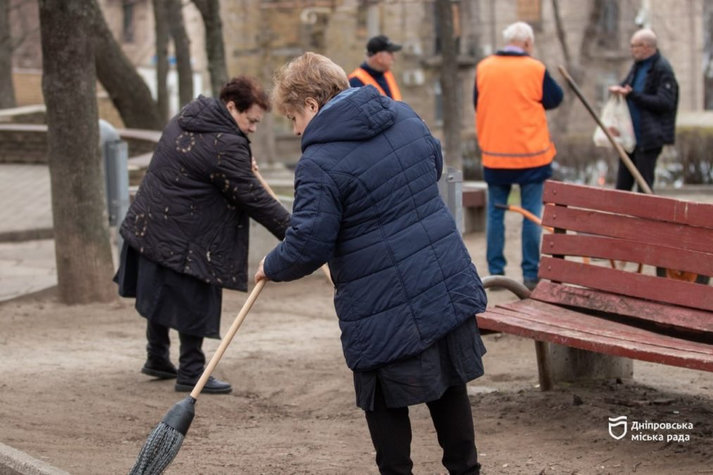 Стрижуть кущі, фарбують лави та завозять пісок: у сквері Юрія Переможця триває акція #Чистий_Дніпро - 31.03.2026