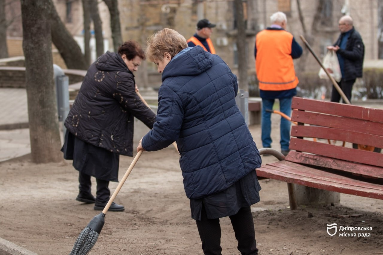 Стрижуть кущі, фарбують лави та завозять пісок: у сквері Юрія Переможця триває акція #Чистий_Дніпро - 31.03.2026