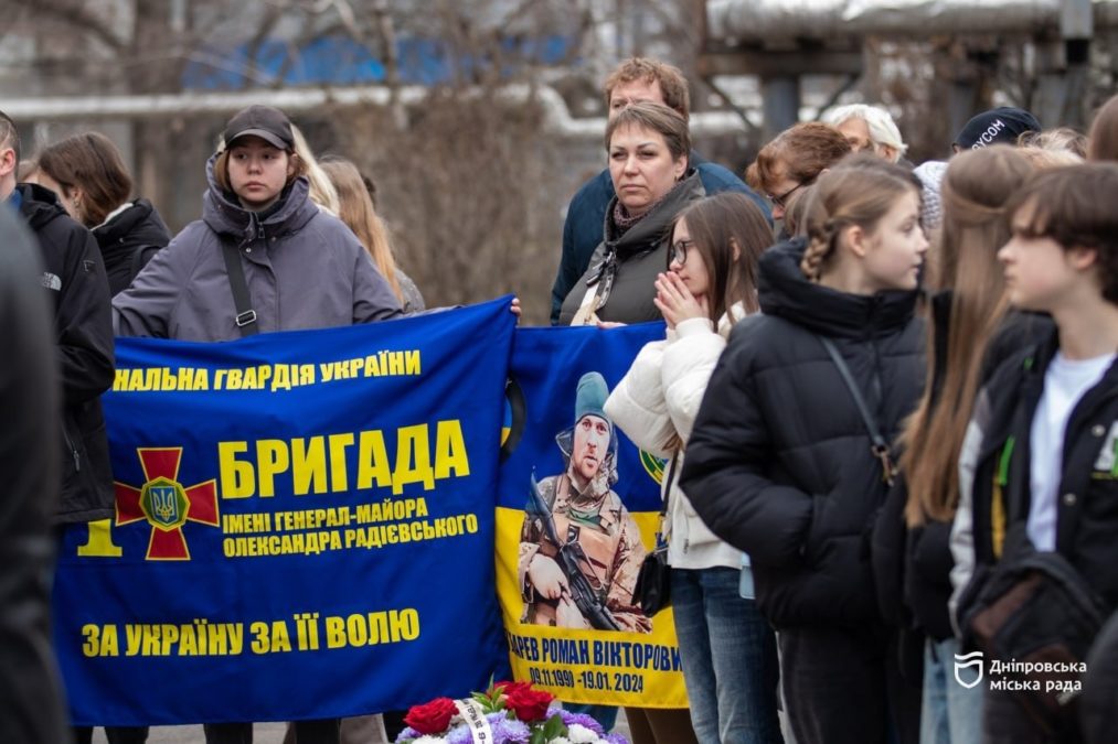 «Ми щодня повинні пам’ятати тих, хто йшов нас оберігати і боротися за наше життя», — мати полеглого захисника України про встановлення меморіальних дошок у Дніпрі - 20.03.2026