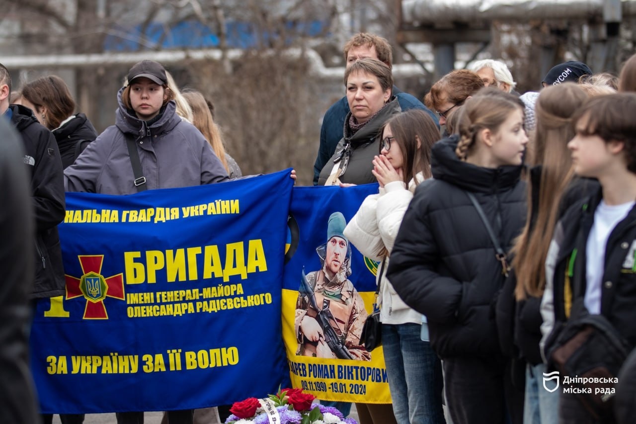 «Ми щодня повинні пам’ятати тих, хто йшов нас оберігати і боротися за наше життя», — мати полеглого захисника України про встановлення меморіальних дошок у Дніпрі - 20.03.2026