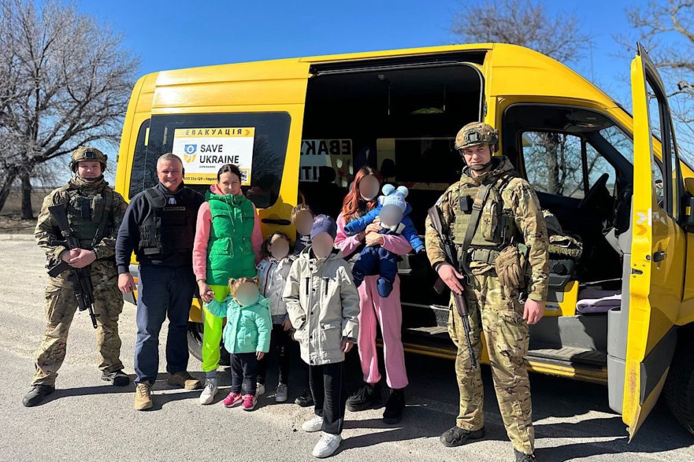 «Білий янгол» евакуював з Нікополя маму із сімома дітьми, найменшому — 7 місяців - 13.03.2026