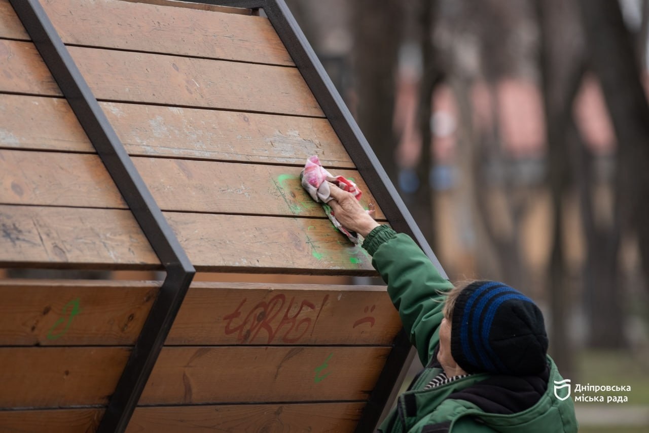 Ремонтують лавки, урни, дитячі та спортивні майданчики: у Дніпрі триває весняне прибирання у рамках міської акції #Чистий_Дніпро - 25.03.2026