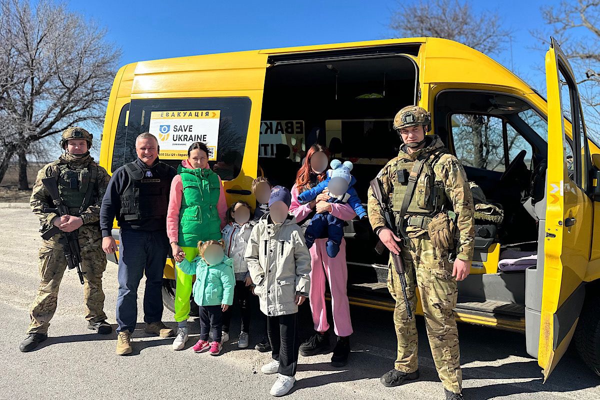 «Білий янгол» евакуював з Нікополя маму із сімома дітьми, найменшому — 7 місяців - 13.03.2026