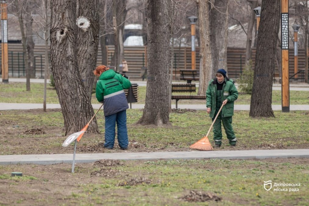 Ремонтують лавки, урни, дитячі та спортивні майданчики: у Дніпрі триває весняне прибирання у рамках міської акції #Чистий_Дніпро - 25.03.2026