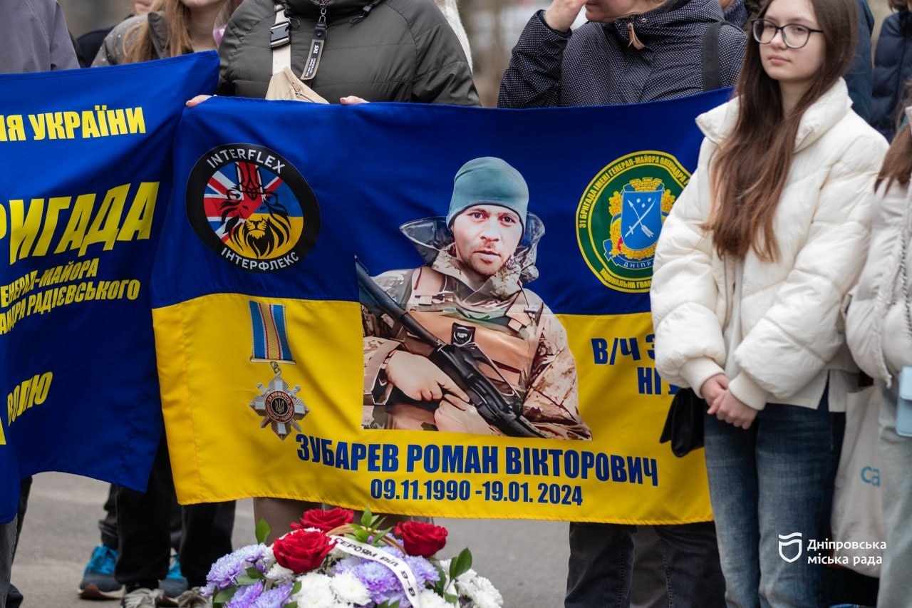 «Ми щодня повинні пам’ятати тих, хто йшов нас оберігати і боротися за наше життя», — мати полеглого захисника України про встановлення меморіальних дошок у Дніпрі - 20.03.2026