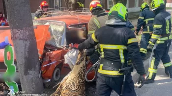 У Кривому Розі ВАЗ влетів у стовп: водія затиснуло в автівці – 17.04.2026