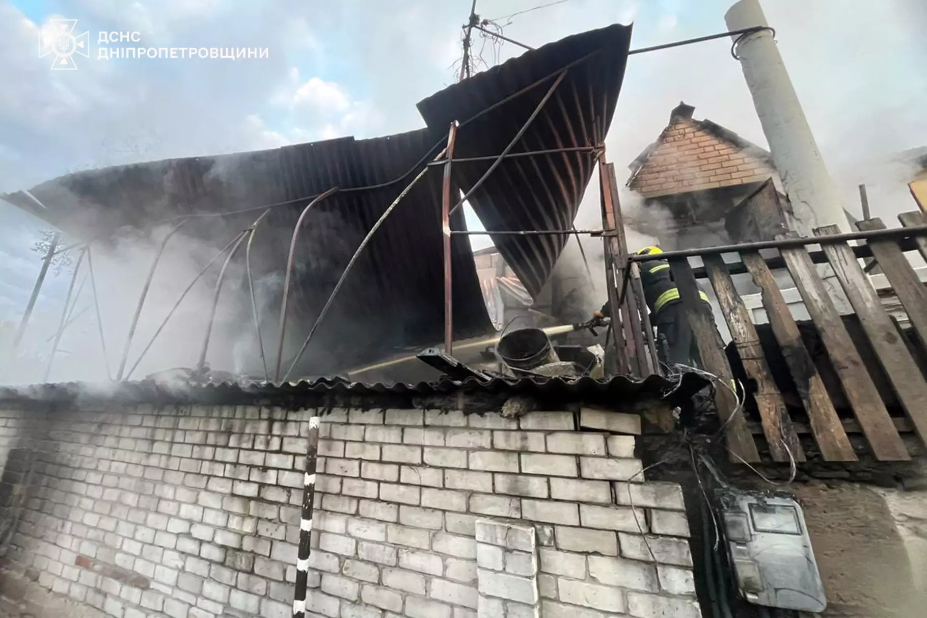 Пожежа на Передовій у Дніпрі: горів дах житлового будинку - 29.04.2026