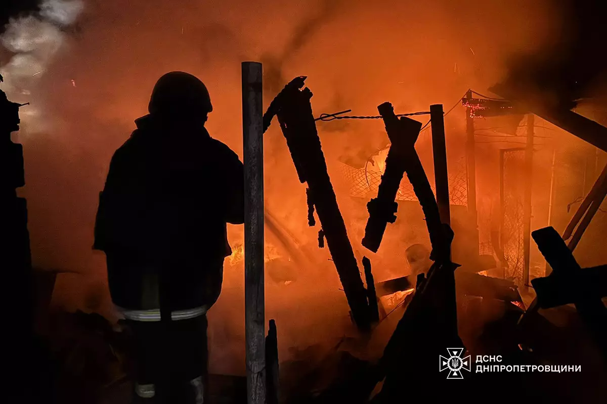 Нічна пожежа у Павлограді: на вулиці Симоненка палала господарча споруда - 06.04.2026