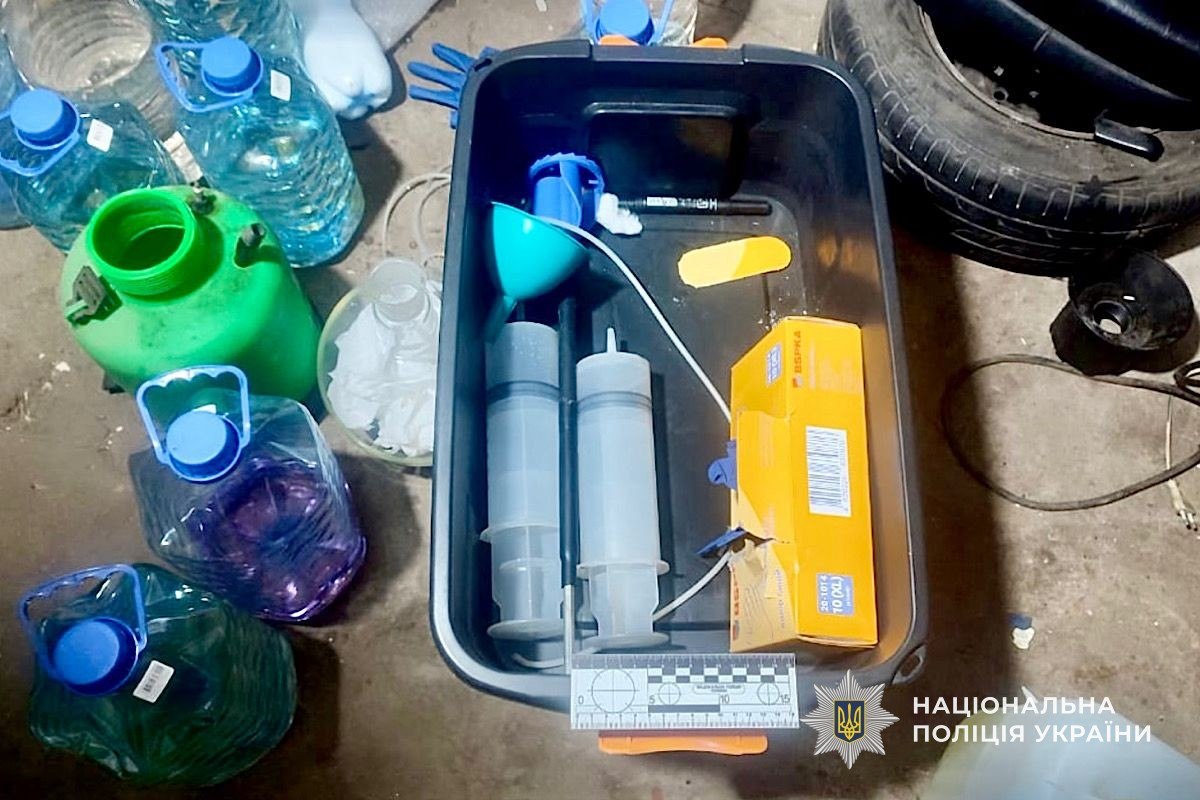 Шестеро мешканців Дніпропетровщини виготовляли та збували метамфетамін: справу скеровано до суду - 01.04.2026