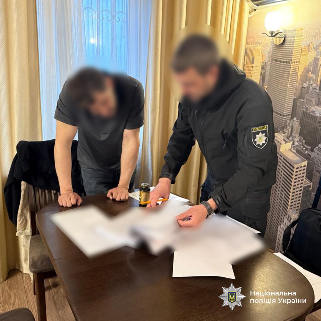 Поліція викрила організовану групу шахраїв на Дніпропетровщині, які привласнювали кошти через SIM-swap - 03.04.2026