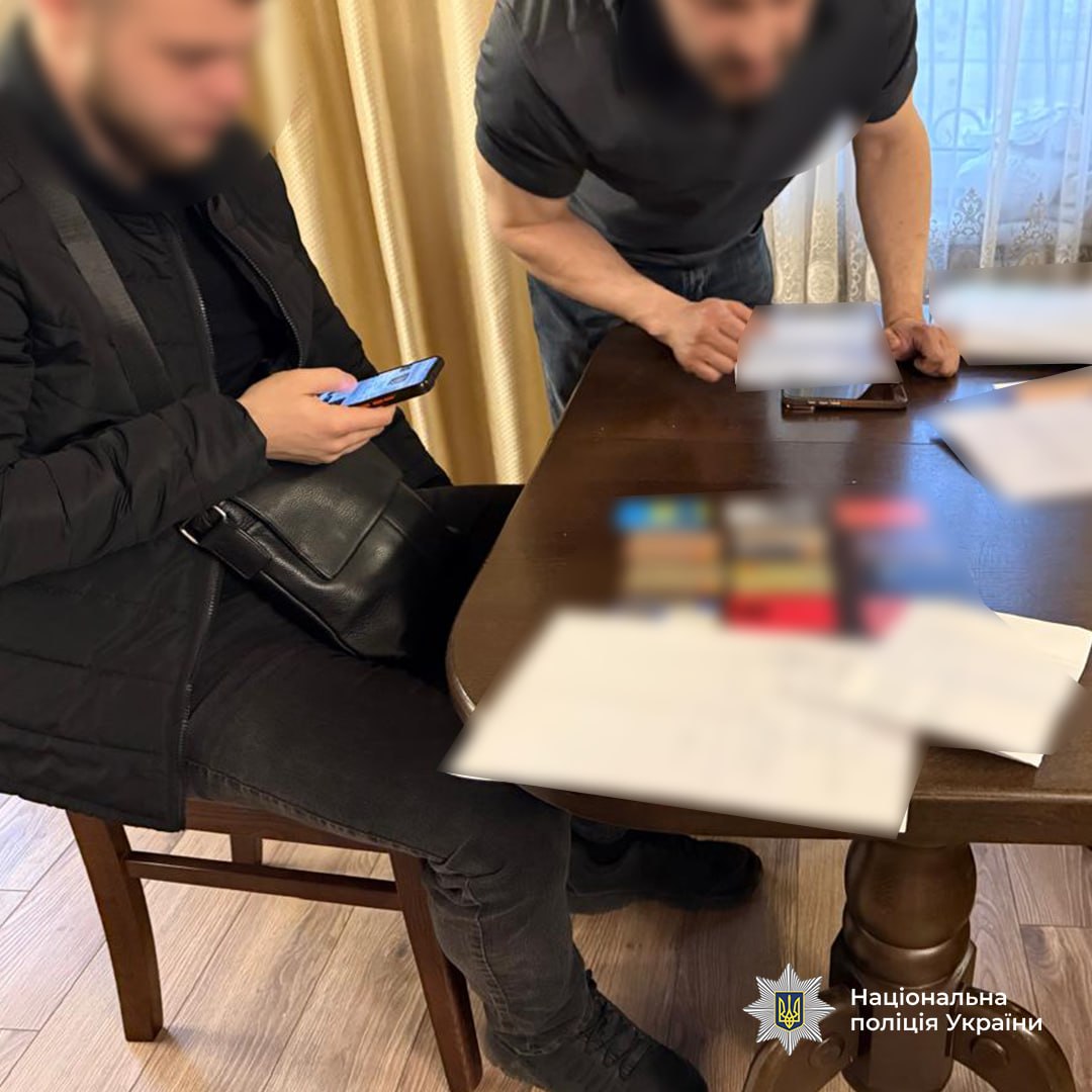 Поліція викрила організовану групу шахраїв на Дніпропетровщині, які привласнювали кошти через SIM-swap - 03.04.2026