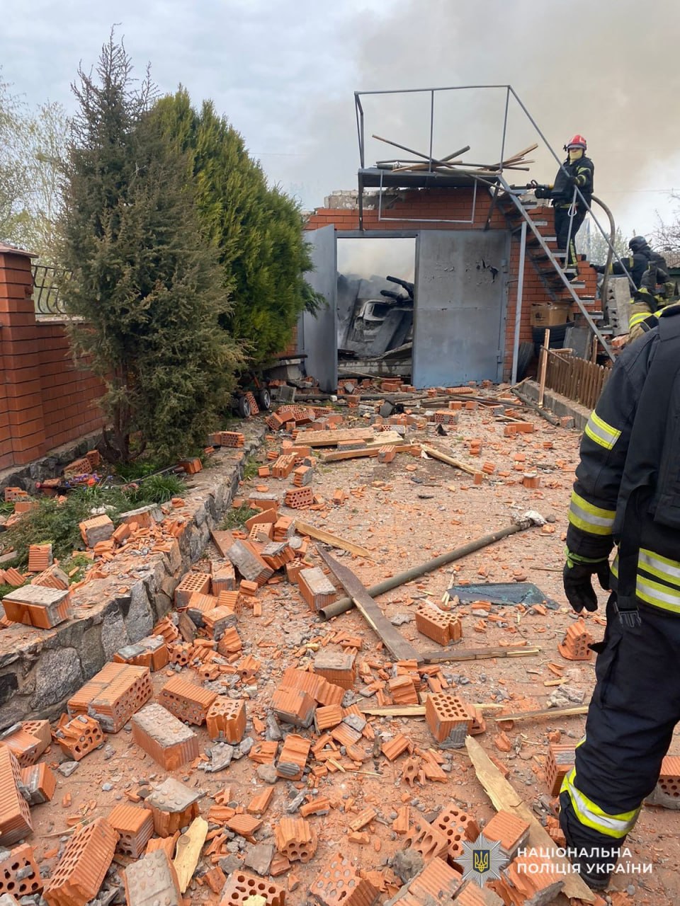 На Дніпропетровщині ворог атакував п’ять районів області: поліція оприлюднила фото наслідків - 17.04.2026