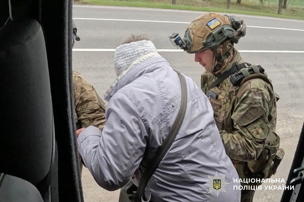«Білий янгол» вивозить людей з-під ворожих ударів: евакуація з прифронтового Нікополя - 17.04.2026