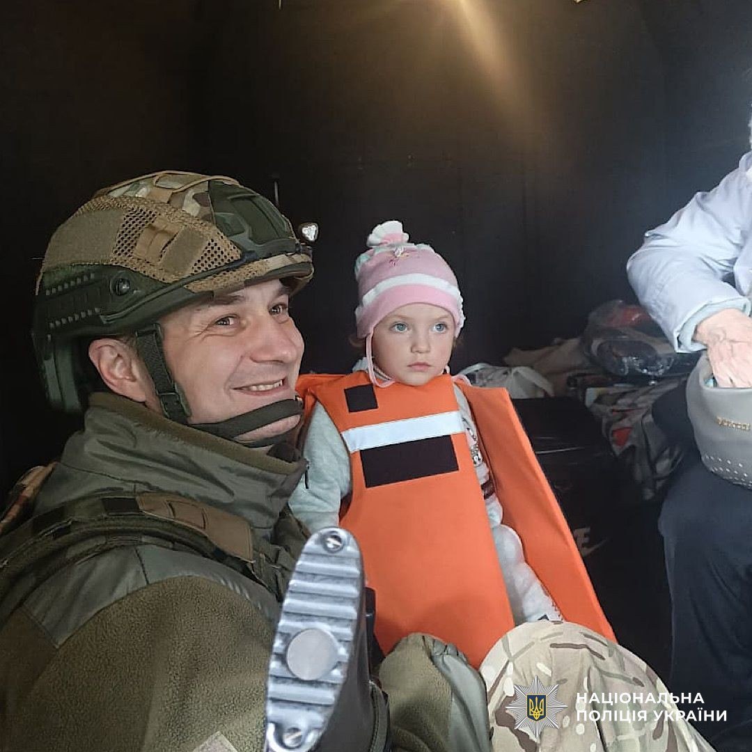 «Білий янгол» вивозить людей з-під ворожих ударів: евакуація з прифронтового Нікополя - 17.04.2026