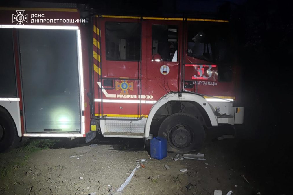 Ворожий дрон вдарив по рятувальниках у Марганці: пошкоджено депо та техніку - 28.04.2026