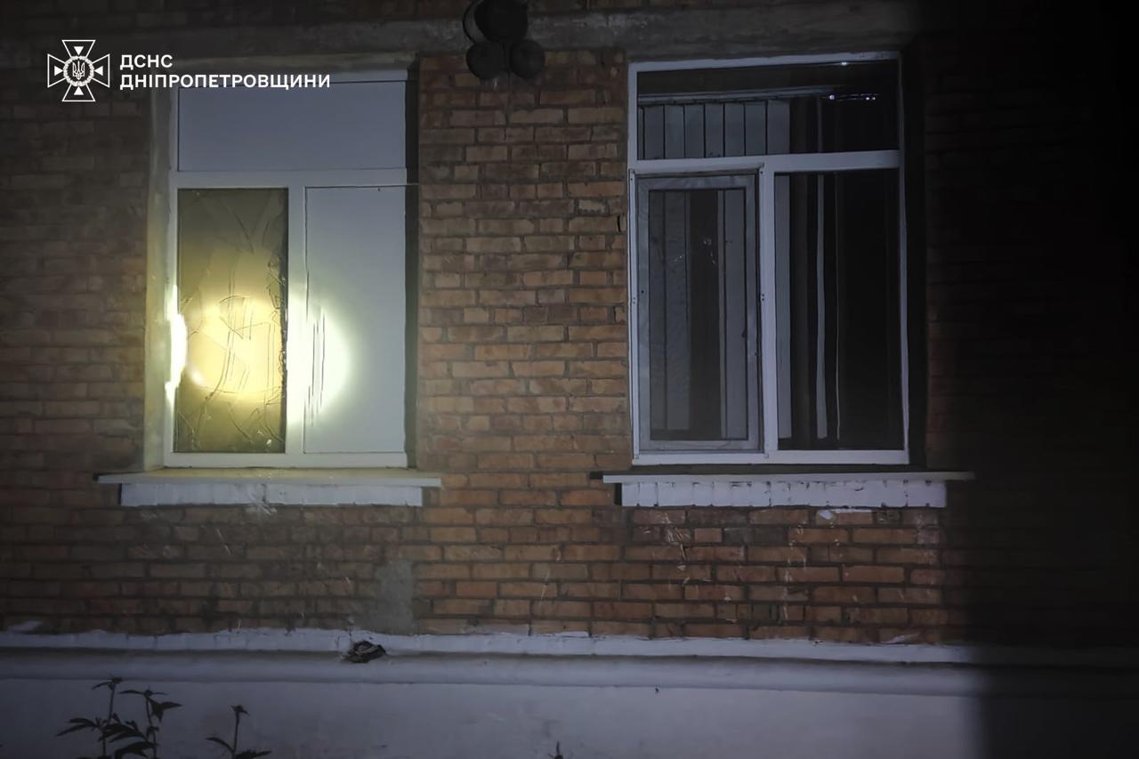 Ворожий дрон вдарив по рятувальниках у Марганці: пошкоджено депо та техніку - 28.04.2026