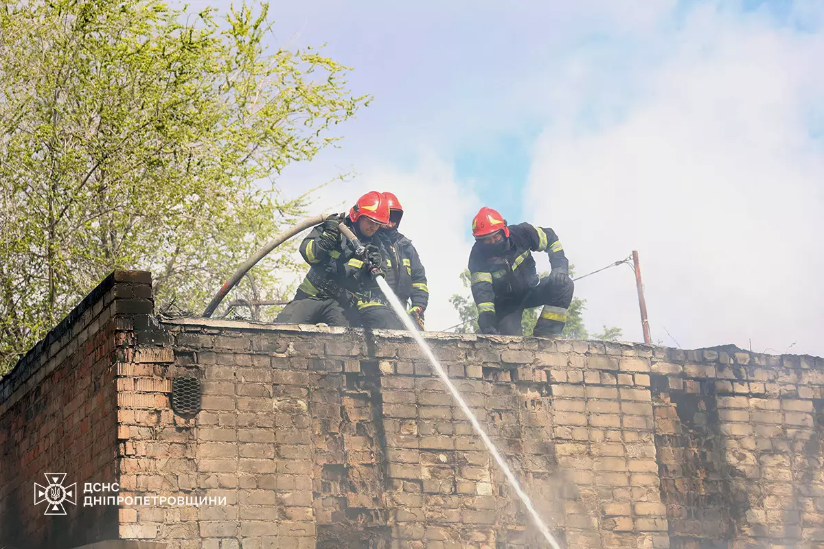 У Дніпрі сталася масштабна пожежа на території СТО: згоріли автомобілі