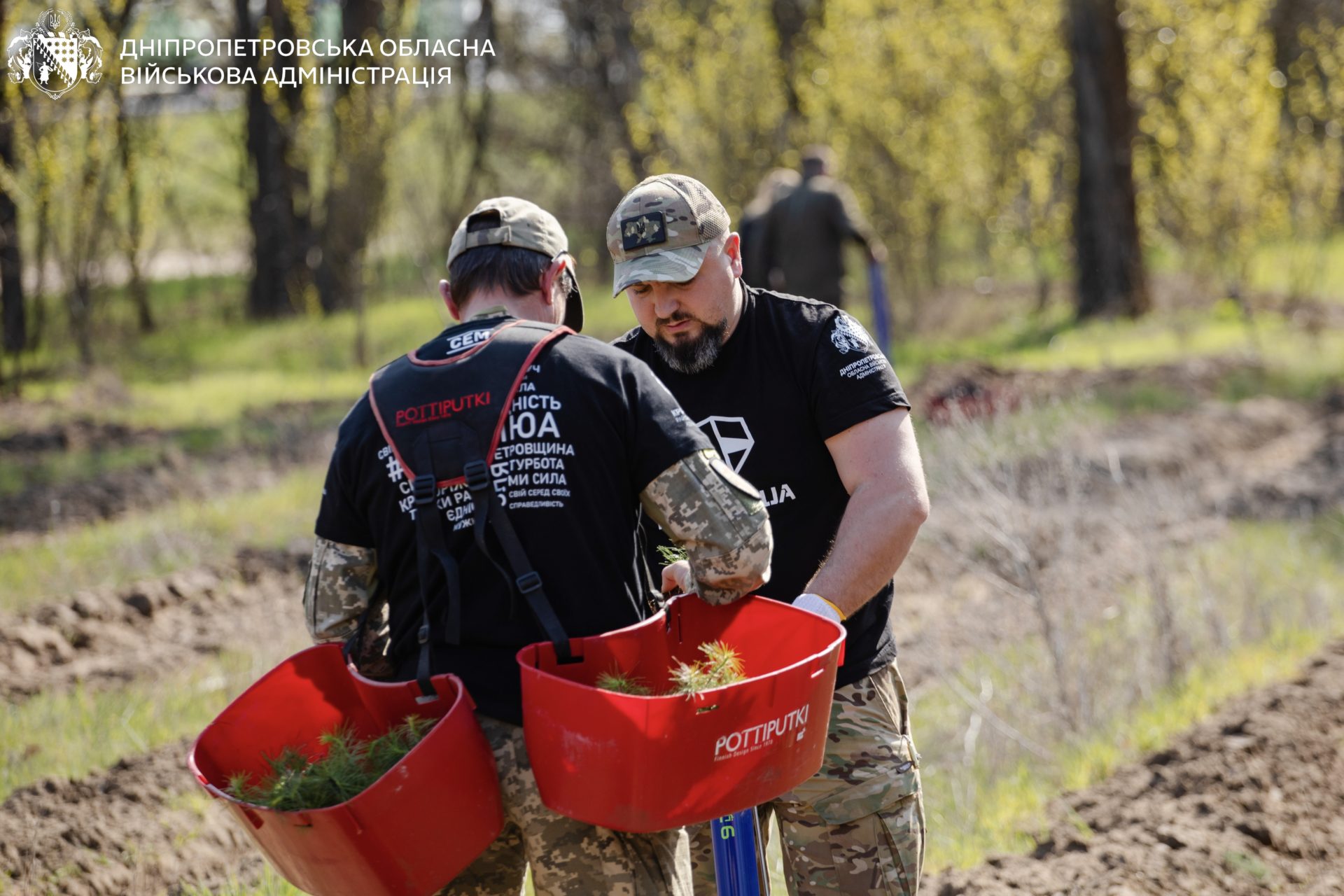 Кілька тисяч дерев висадили на Дніпропетровщині в пам’ять про загиблих оборонців - 20.04.2026