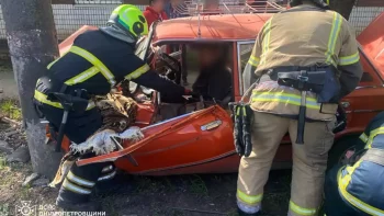У Кривому Розі ВАЗ влетів у стовп: водія затиснуло в автівці – 17.04.2026