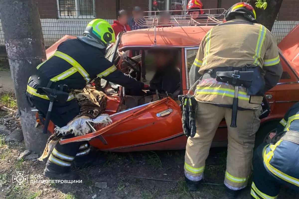 У Кривому Розі автівка влетіла у стовп: рятувальники деблокували водія