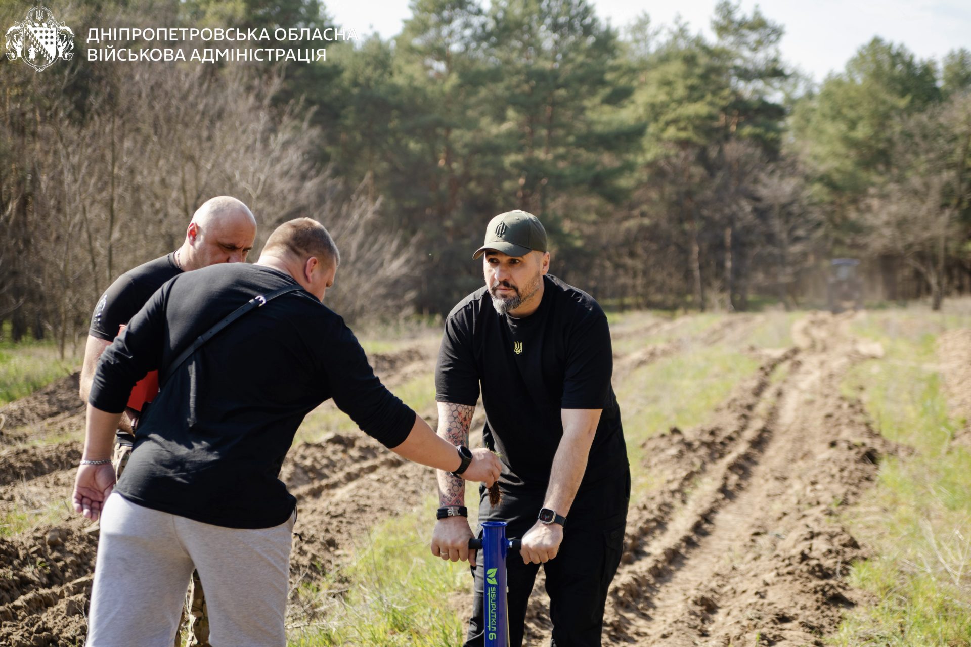 Кілька тисяч дерев висадили на Дніпропетровщині в пам’ять про загиблих оборонців - 20.04.2026