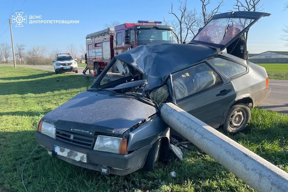 Рятувальники деблокували водія з понівеченого автомобіля на Нікопольщині - 05.04.2026