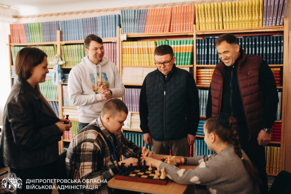 На Дніпропетровщині шаховий гурток, де займаються діти з порушеннями зору, отримав спеціальний інвентар - 21.04.2026