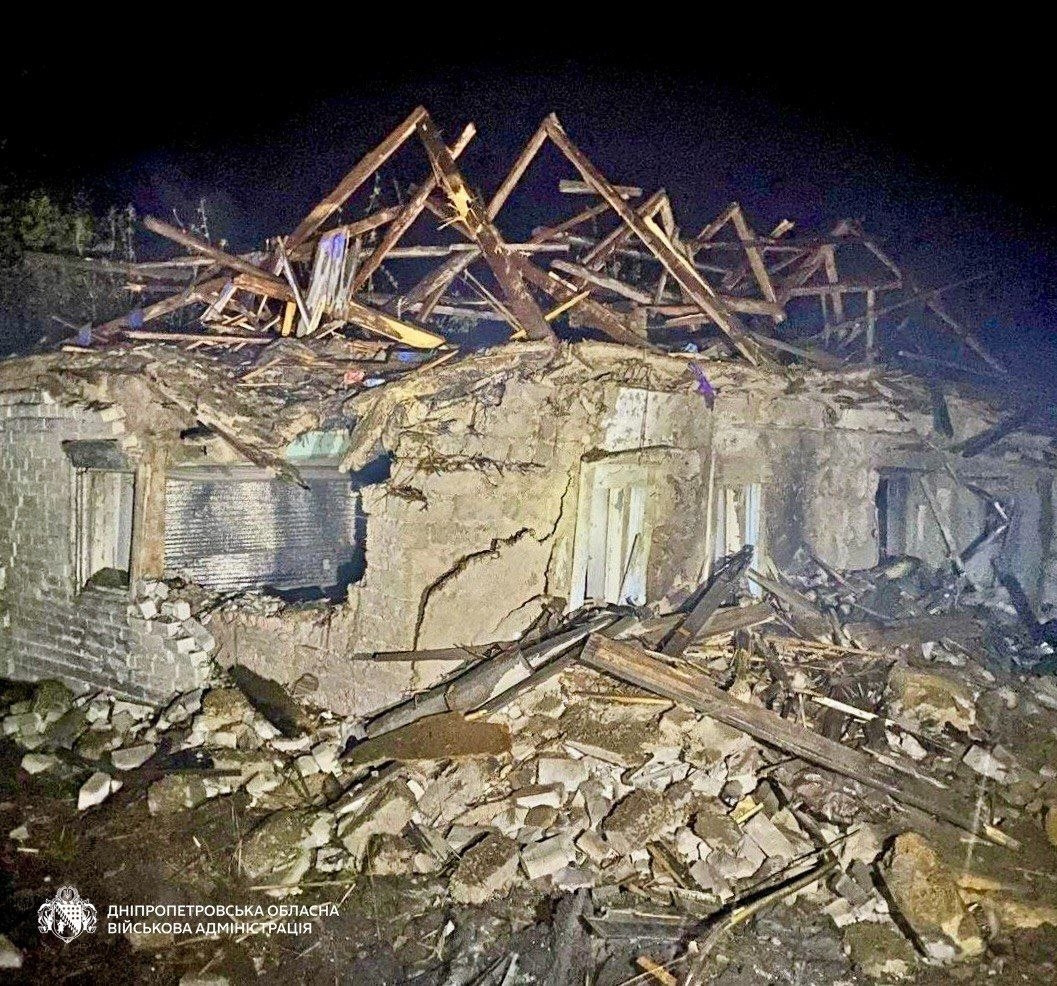 Четверо людей поранені, серед них двоє хлопців: майже 10 разів ворог атакував два райони Дніпропетровщини