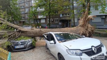 У Дніпрі продовжують ліквідовувати наслідки буревію 26.04.2026